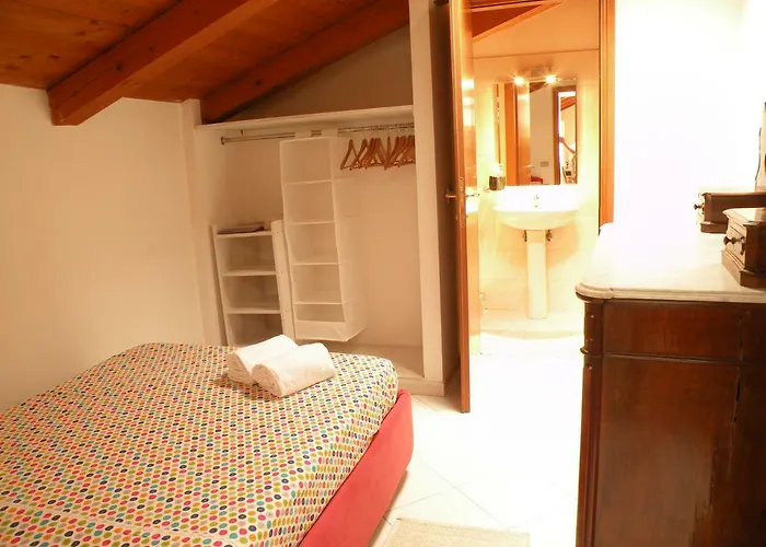 Deliziosa Mansarda Nel Quartiere Marina - Q8577 *